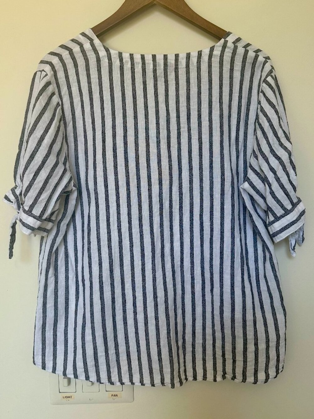 Banana Republic Navy White Vertical Striped Button Up V-Neck with Tie Sleeve L - Picture 4 of 4